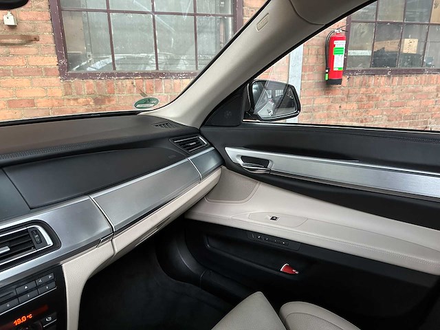Bmw 750i activehybrid 4.4 v8 407pk 2010 7-serie, 02-pgj-7 youngtimer - afbeelding 16 van  38