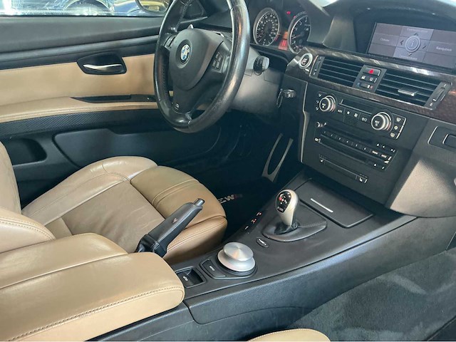 Bmw m3 cabriolet e93 | 4.0 v8 s65 | 2008 | youngtimer | 420 pk | m dct | marge auto - afbeelding 19 van  35
