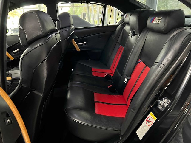 Bmw m5 5.0 v10 500pk 2007 5-serie youngtimer - afbeelding 25 van  32