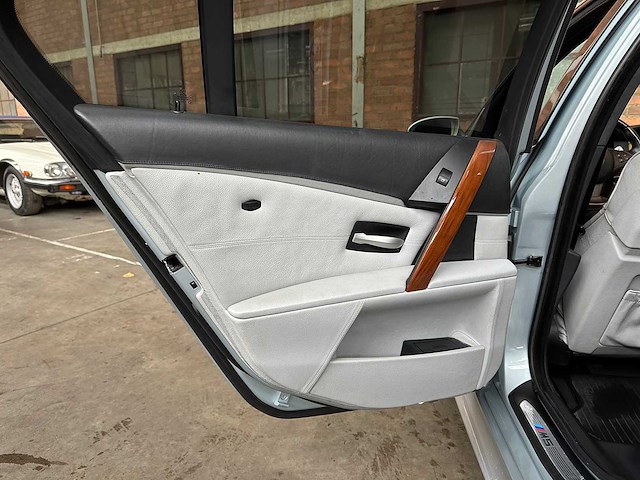 Bmw m5 5.0 v10 e60 500pk 2006 5-serie youngtimer - afbeelding 28 van  43