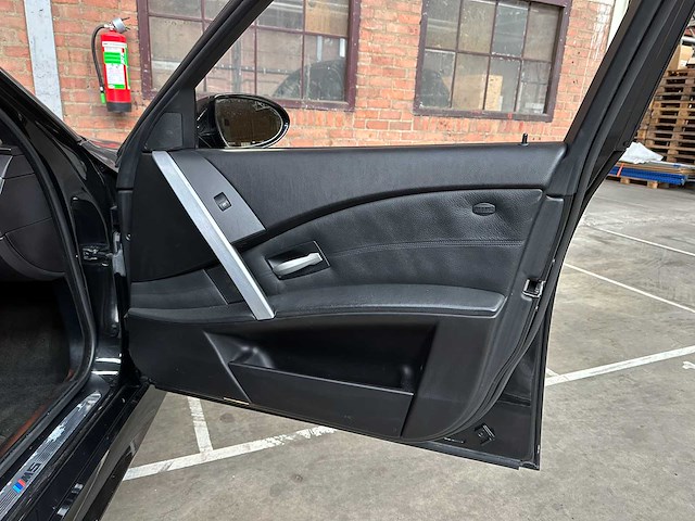 Bmw m5 5.0 v10 e60 500pk 2006 5-serie youngtimer - afbeelding 27 van  37