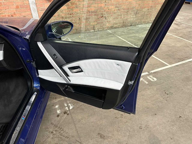 Bmw m5 5.0 v10 e60 500pk 2006 5-serie youngtimer - afbeelding 28 van  37