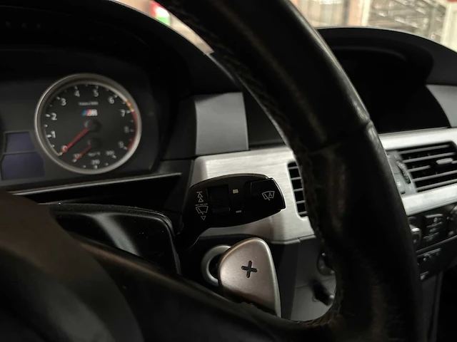 Bmw m5 5.0 v10 e60 500pk 2006 5-serie youngtimer - afbeelding 16 van  37