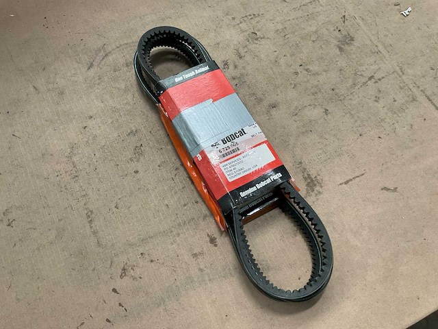 Bobcat 6725905 drive belt (3x) - afbeelding 1 van  3