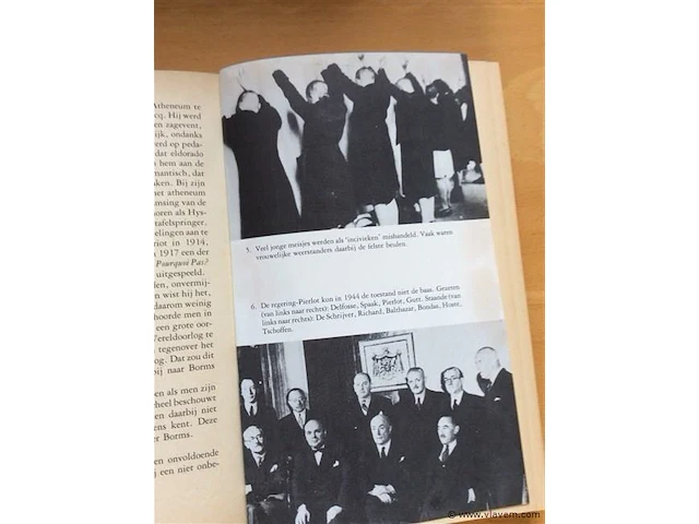 Boek : tussen twee vuren - afbeelding 2 van  3