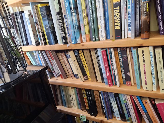 Boeken, 3 schappen vol, foto kan wat afwijken - afbeelding 2 van  3