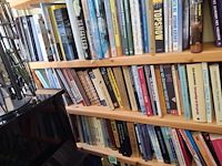 Boeken, 3 schappen vol, foto kan wat afwijken - afbeelding 2 van  3