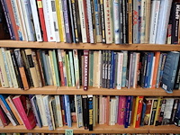 Boeken, 3 schappen vol, foto kan wat afwijken - afbeelding 2 van  3
