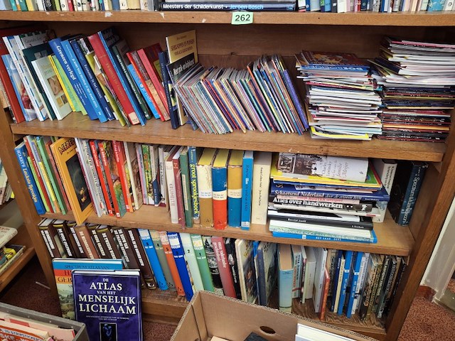 Boeken, 3 schappen vol, foto kan wat afwijken - afbeelding 2 van  3
