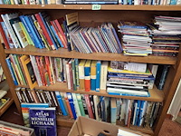 Boeken, 3 schappen vol, foto kan wat afwijken - afbeelding 2 van  3