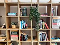 Boekenkast met inhoud (3x) - afbeelding 4 van  6