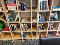 Boekenkast met inhoud (3x) - afbeelding 5 van  6