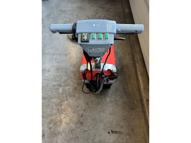 Boen /scrubmaster machine hako, b12, rood, bouwjaar 2014 - afbeelding 2 van  5