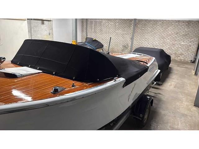 Boesch houten speedboot met stallingstrailer - afbeelding 13 van  64
