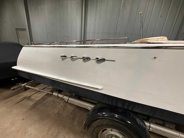 Boesch houten speedboot met stallingstrailer - afbeelding 18 van  64