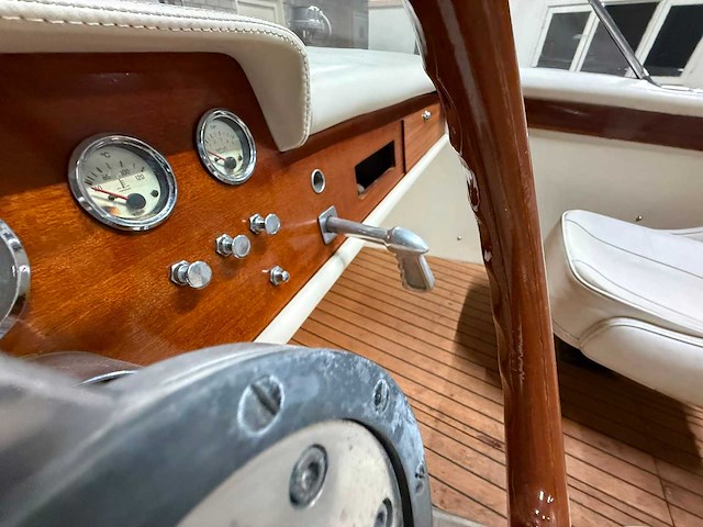 Boesch houten speedboot met stallingstrailer - afbeelding 27 van  64