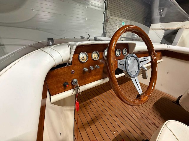 Boesch houten speedboot met stallingstrailer - afbeelding 28 van  64