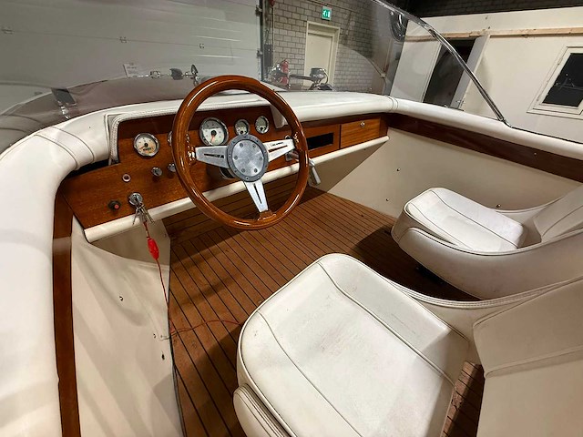 Boesch houten speedboot met stallingstrailer - afbeelding 29 van  64