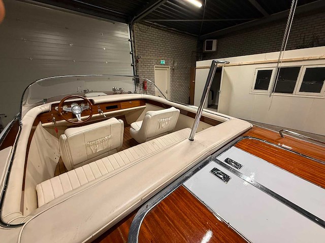 Boesch houten speedboot met stallingstrailer - afbeelding 30 van  64