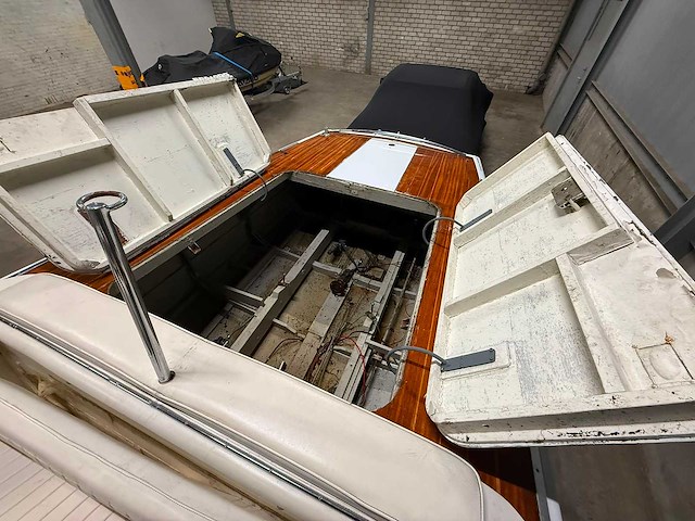 Boesch houten speedboot met stallingstrailer - afbeelding 33 van  64