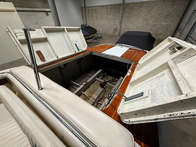Boesch houten speedboot met stallingstrailer - afbeelding 36 van  64