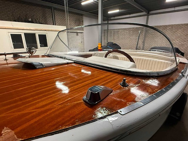 Boesch houten speedboot met stallingstrailer - afbeelding 50 van  64