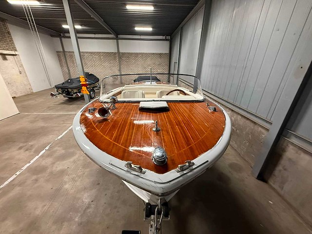 Boesch houten speedboot met stallingstrailer - afbeelding 9 van  64