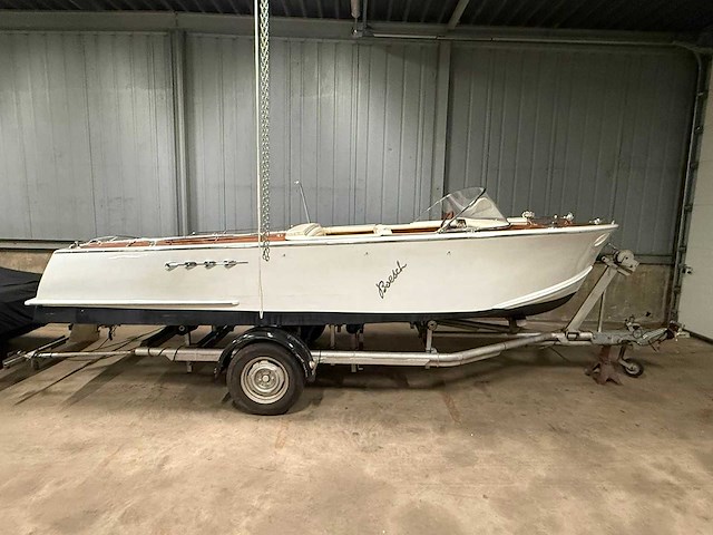 Boesch houten speedboot met stallingstrailer - afbeelding 6 van  17