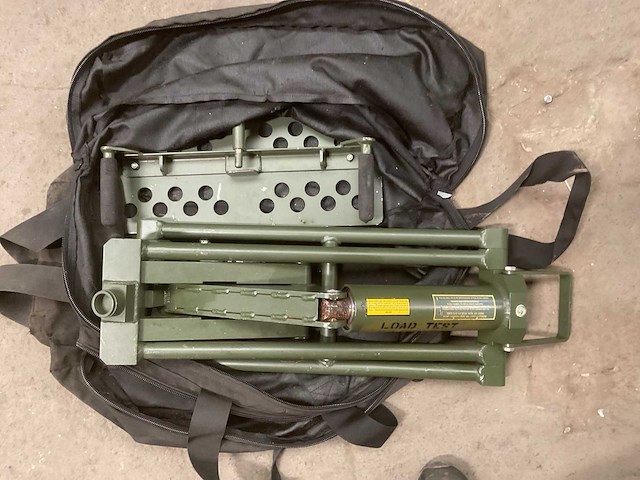 Bogert part 30m-hmmwv-jack hydraulische krik - afbeelding 2 van  6