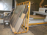 Bok met afmeting 280 x 90 x 217 cm met restanten plaatmateriaal in diverse maten en uitvoeringen. - afbeelding 1 van  2