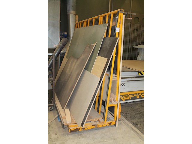 Bok met afmeting 280 x 90 x 217 cm met restanten plaatmateriaal in diverse maten en uitvoeringen. - afbeelding 2 van  2