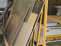 Bok met afmeting 280 x 90 x 217 cm met restanten plaatmateriaal in diverse maten en uitvoeringen. - afbeelding 2 van  2