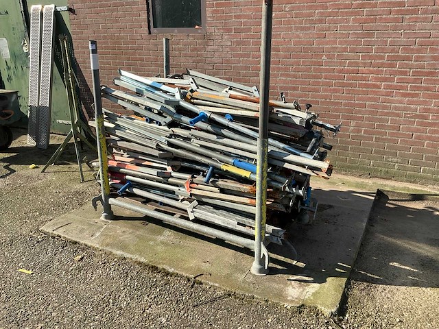 Bok met ca. 52 bouwlamp statieven verstelbaar - afbeelding 1 van  2