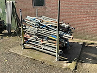 Bok met ca. 52 bouwlamp statieven verstelbaar - afbeelding 1 van  2