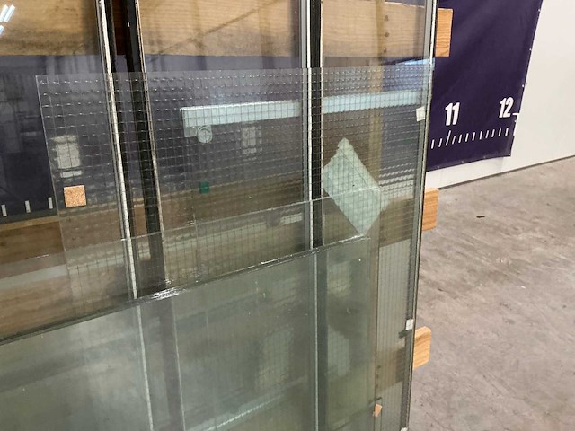 Bok met divers glas - afbeelding 4 van  13