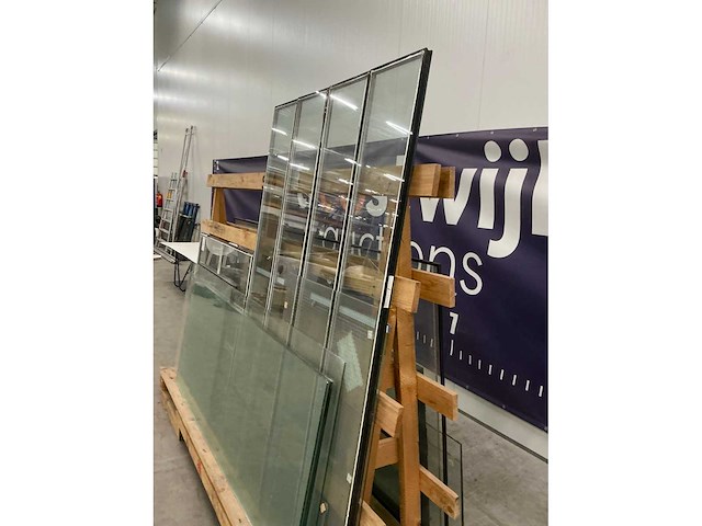 Bok met divers glas - afbeelding 1 van  13