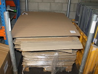 Bok met stapel kartonnen scheidingsvellen 95 x 117 cm. - afbeelding 1 van  1