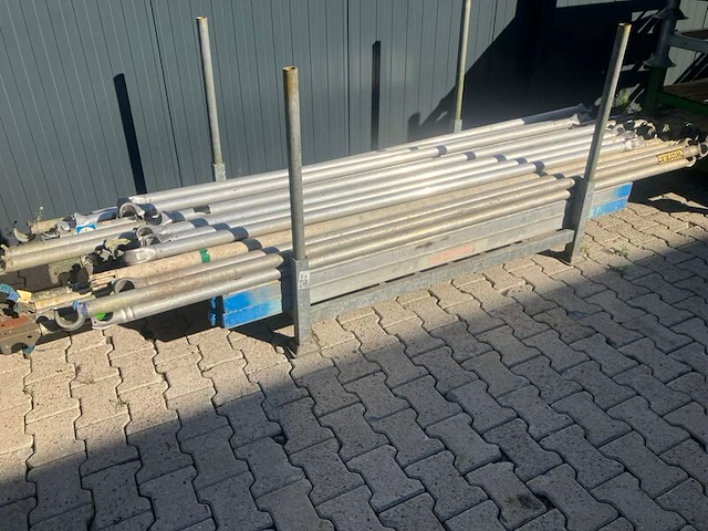 Bok met steigermateriaal - afbeelding 1 van  7