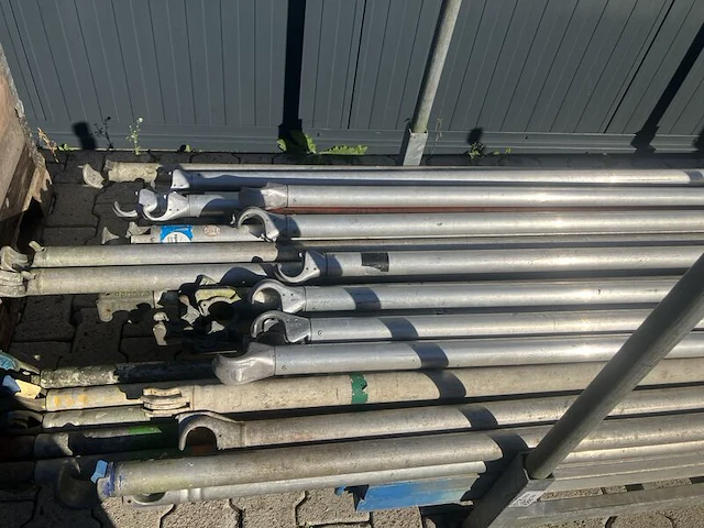 Bok met steigermateriaal - afbeelding 2 van  7