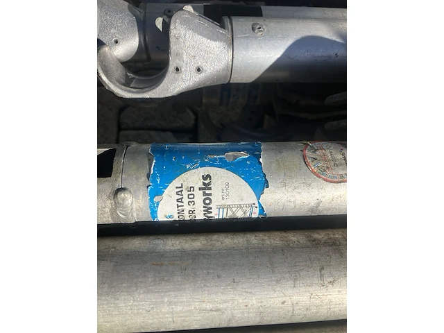 Bok met steigermateriaal - afbeelding 4 van  7