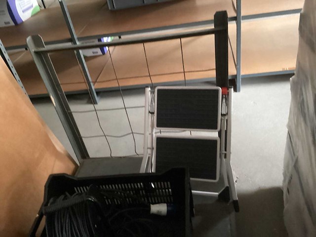 Bokje met div. kantoorartikelen en bevestigingsmaterialen - afbeelding 4 van  4