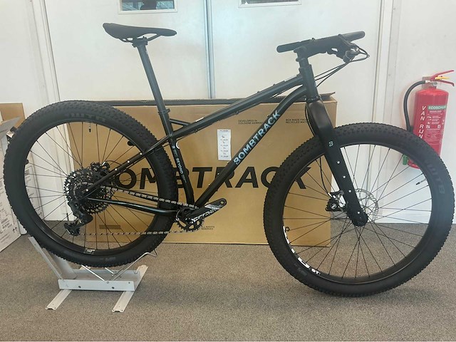 Bombtrack beyond+ adv 2025 matt black maat m (46 cm) mountainbike - afbeelding 3 van  7