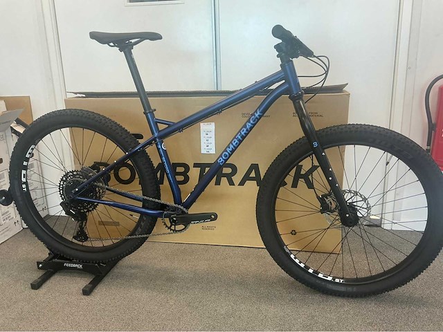 Bombtrack beyond+ matt blue maat m (46 cm) mountainbike - afbeelding 2 van  5