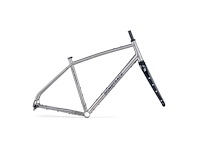 Bombtrack beyond ti frame fork kit titanium/black l - 52 frameset - afbeelding 1 van  9