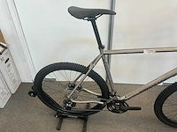 Bombtrack hook ext ti - titanium titanium zwart - maat xl gravelfiets - afbeelding 10 van  15