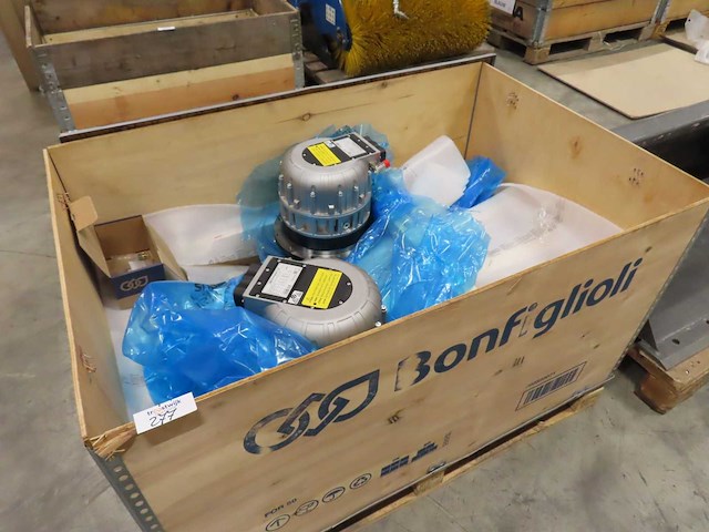 Bonfiglioli - x_vsdmot sw-01 2250 34 gf1 ae1 f24 t10 - track motor (2x) - afbeelding 1 van  3