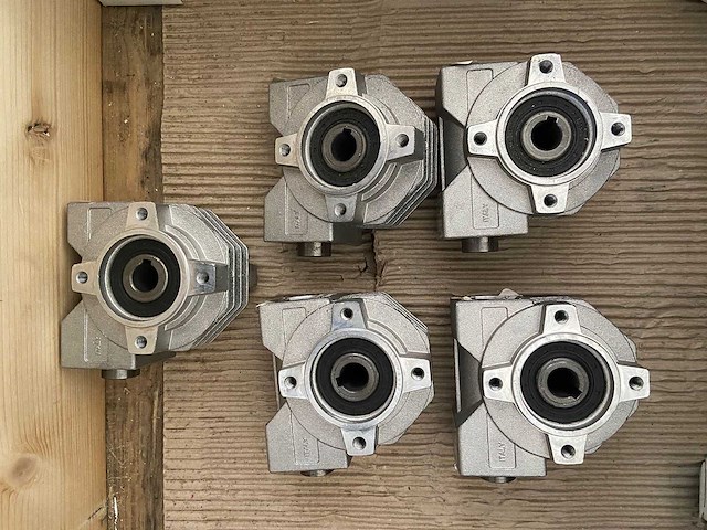 Bonfiglioli vf 49 a 28 haakse aandrijving (5x) - afbeelding 1 van  4