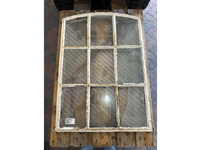Boogvormig 9-ruits stalraam, historisch, wit/roest, 70 cm breed; 95-100 cm hoog - afbeelding 1 van  4