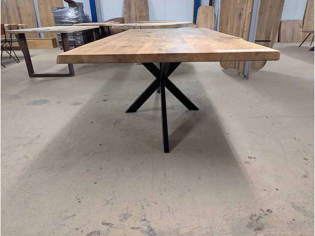 Boomstamtafel eiken. 220 x 100 x 77cm. metalen spinpoot - afbeelding 2 van  3