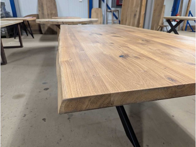Boomstamtafel eiken. 220 x 100 x 77cm. metalen spinpoot - afbeelding 3 van  3